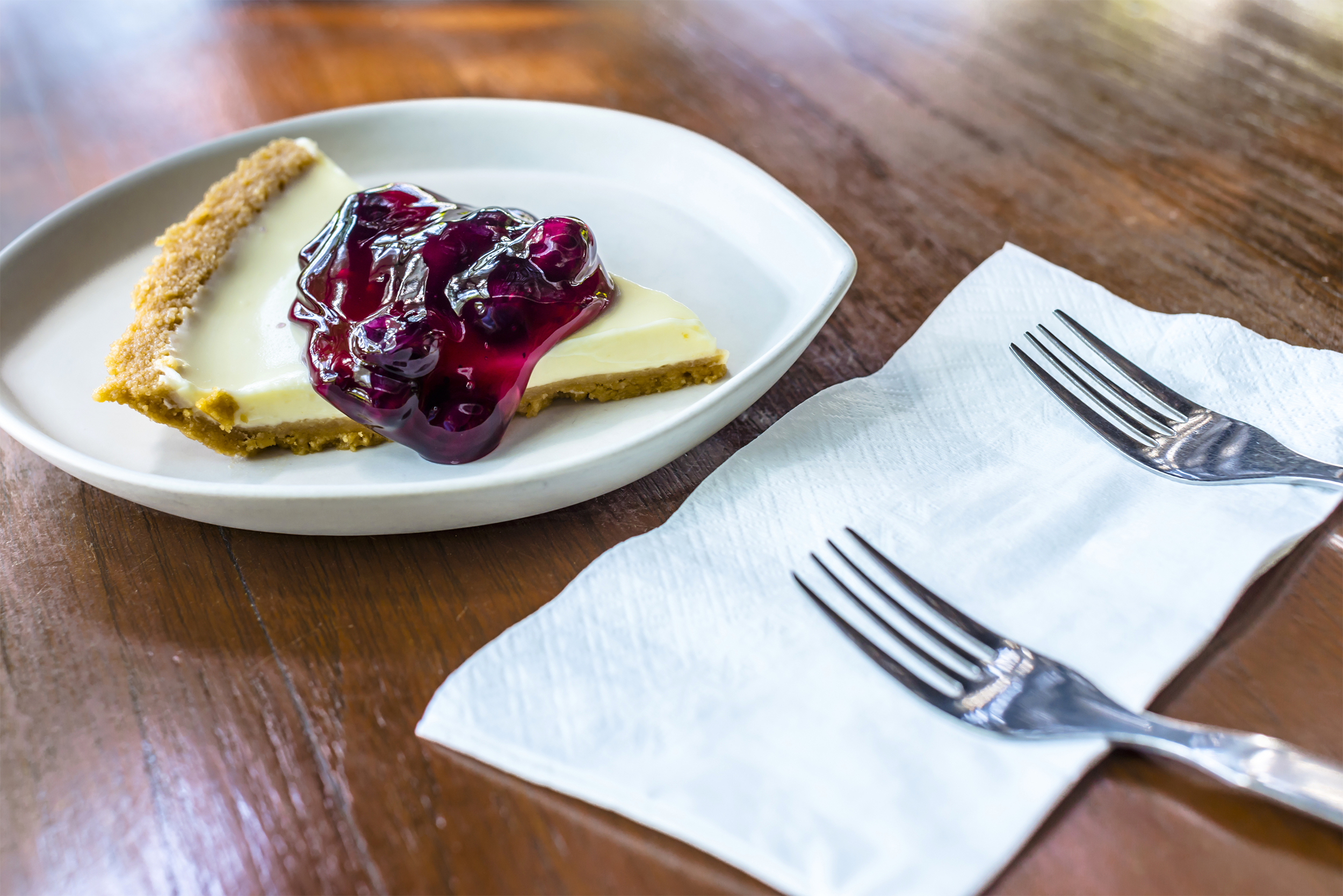 Cheesecake with two forks