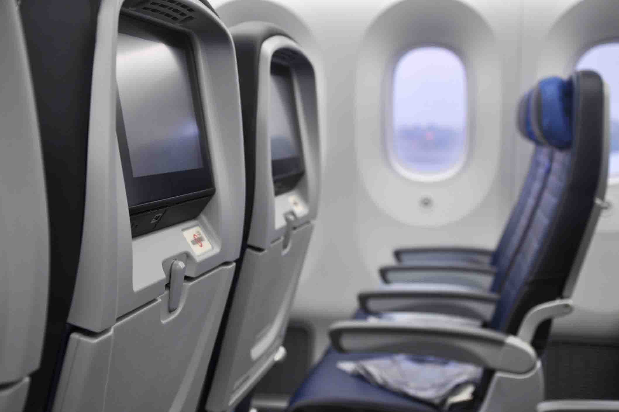 empty row of seats on boeing 787