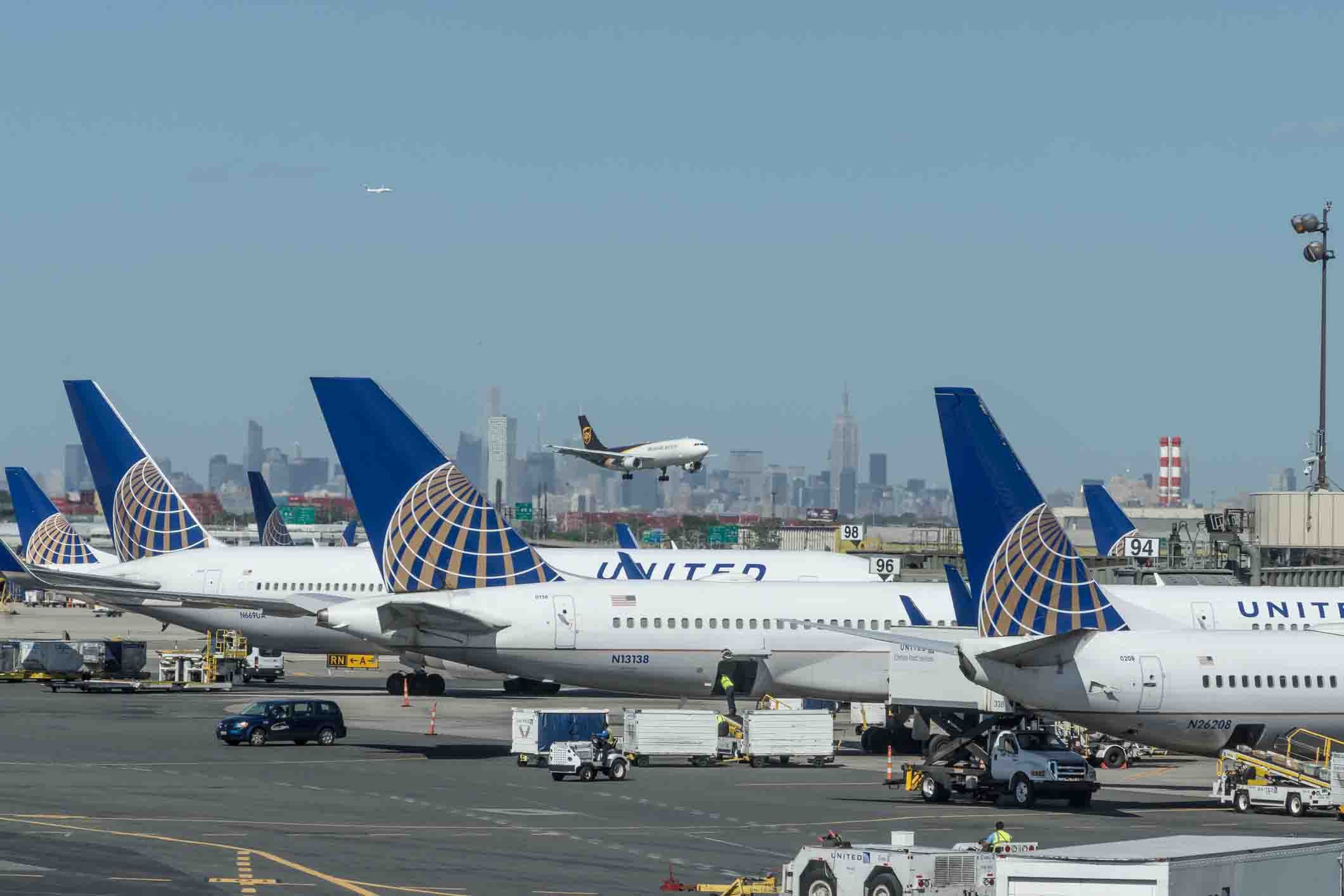 plane landing, united airlines planes at newark airport