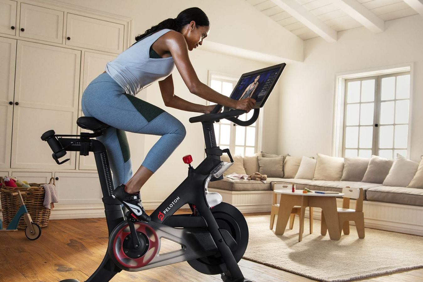woman exercising on Peloton bike with class