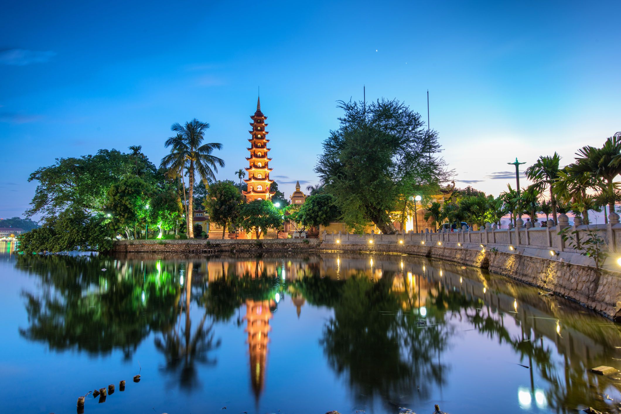 the trấn quốc pagoda in hanoi