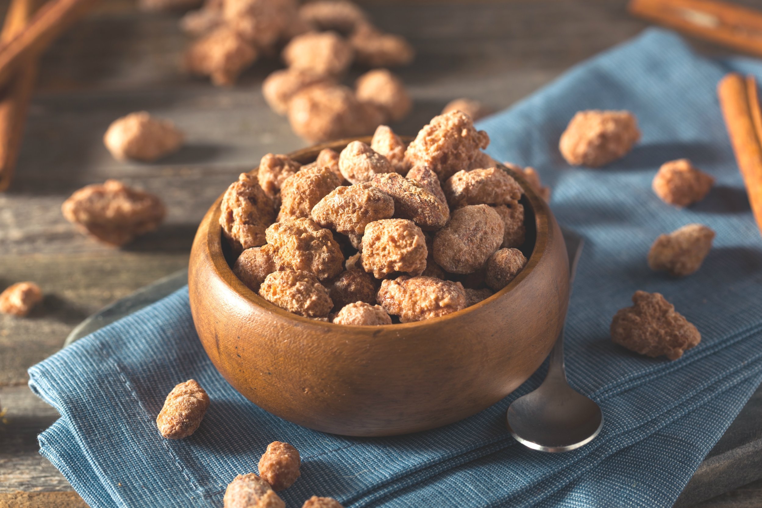homemade sweet cinnamon coated almonds ready to eat