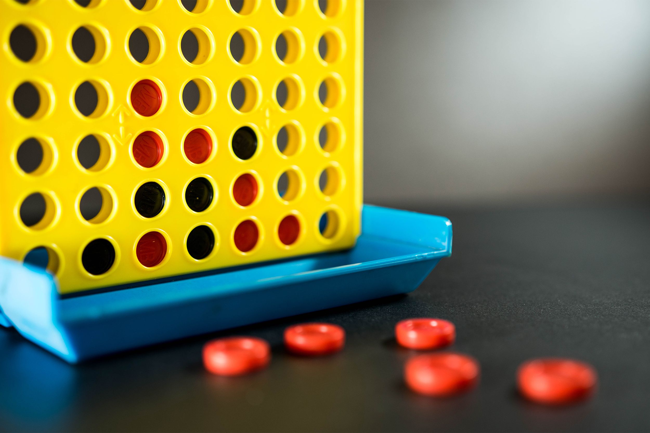 Connect four game over a black surface