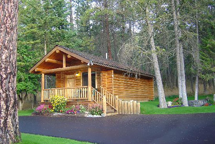 Montana: Somers Bay Log Cabin Lodging