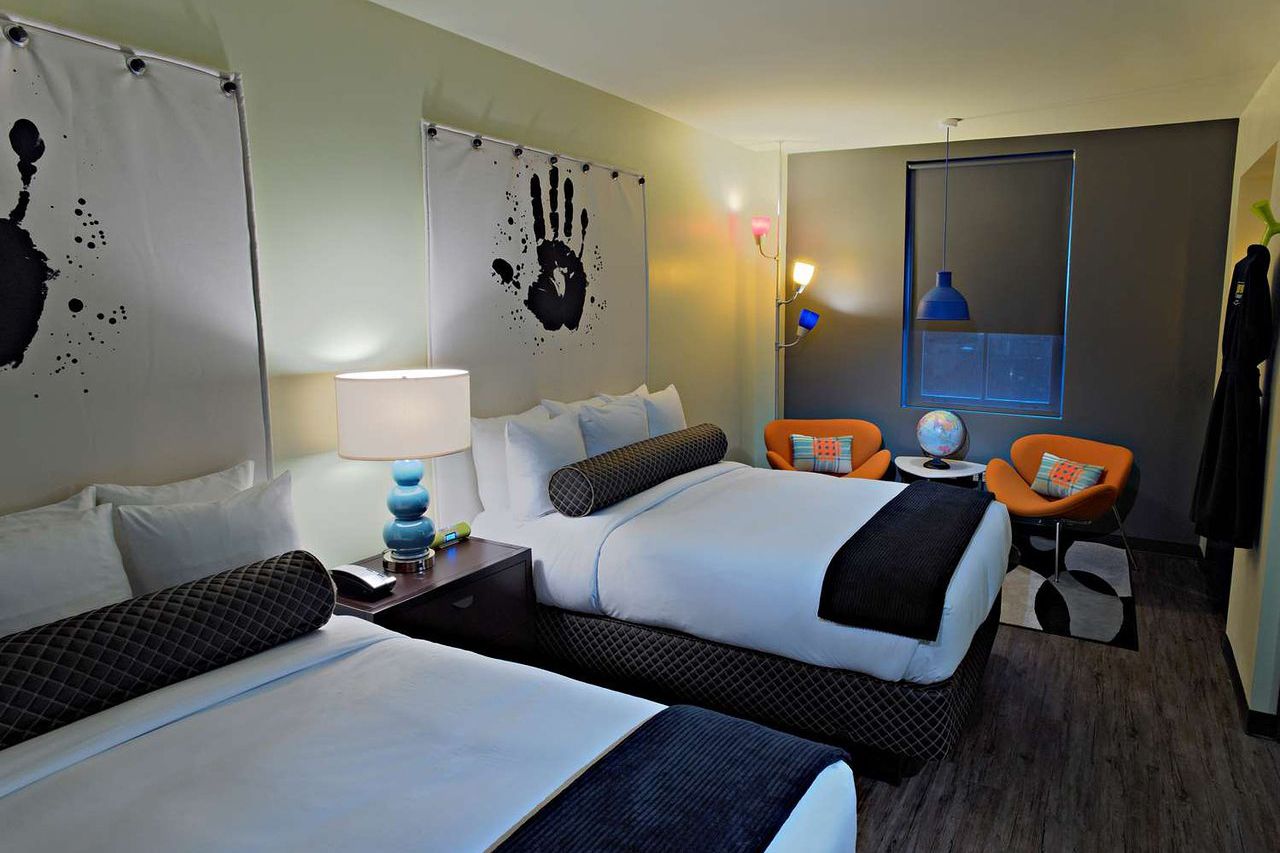 Illinois: Acme Hotel Company