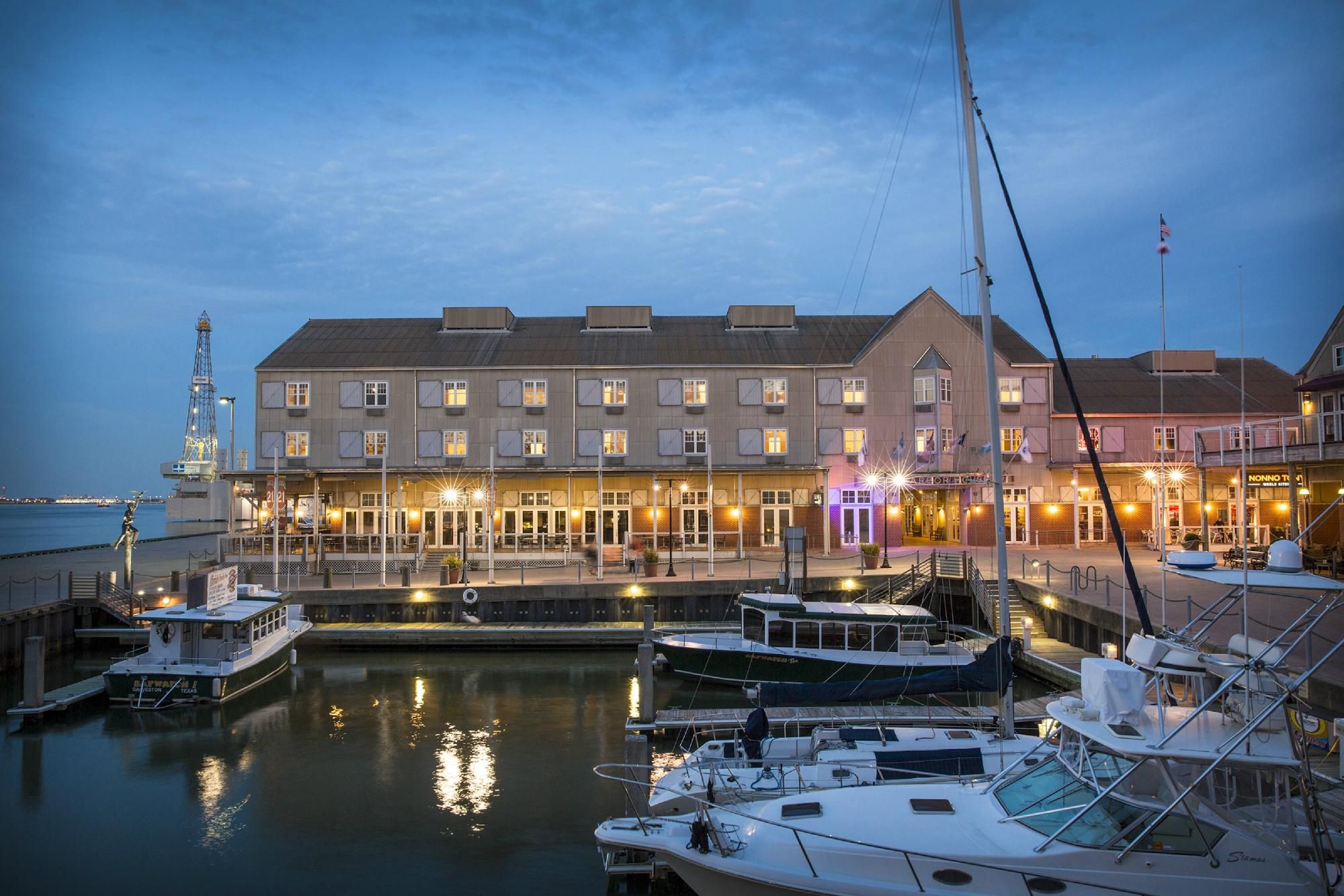 Texas: Harbor House Hotel & Marina at Pier 21