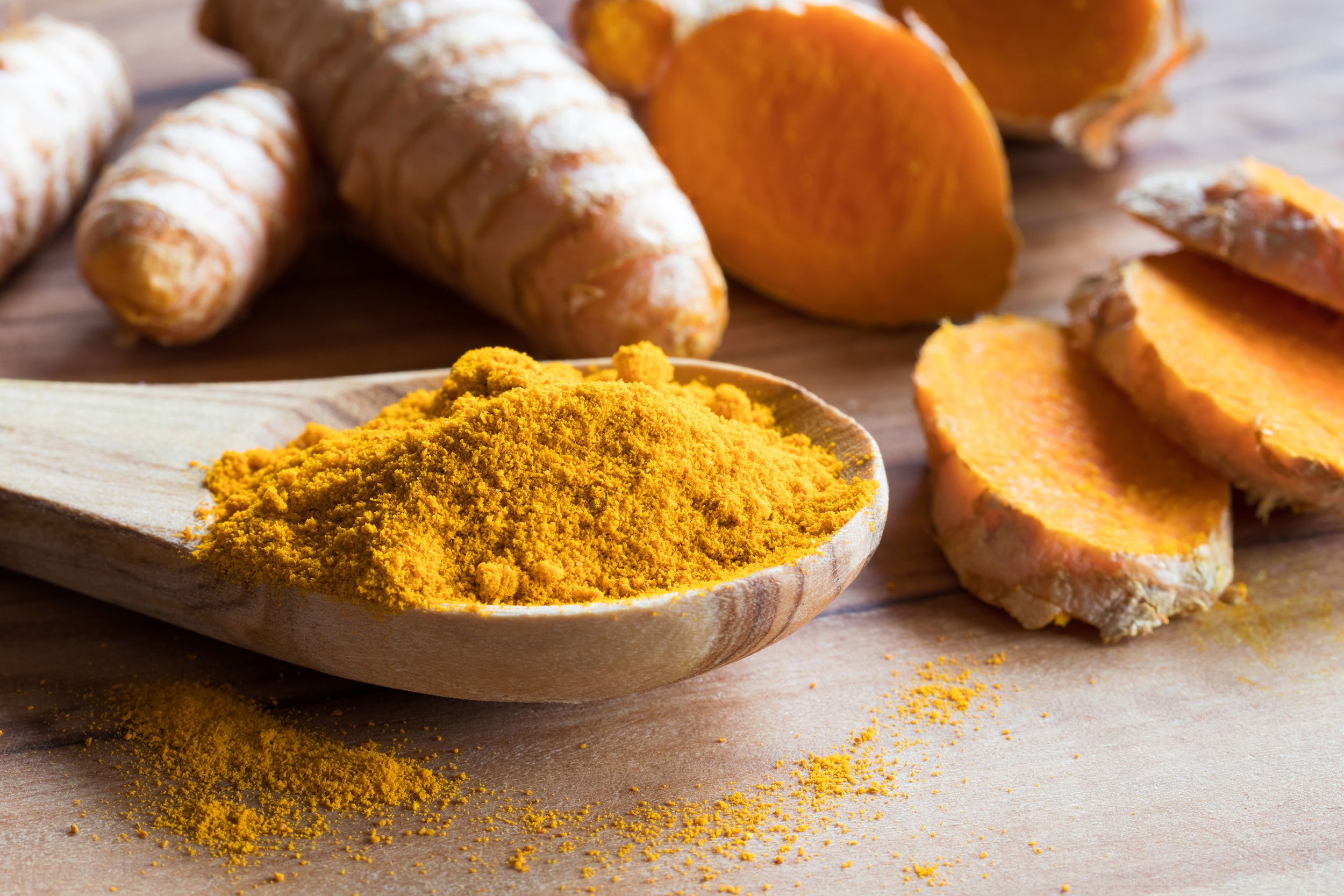 turmeric powder with fresh turmeric root