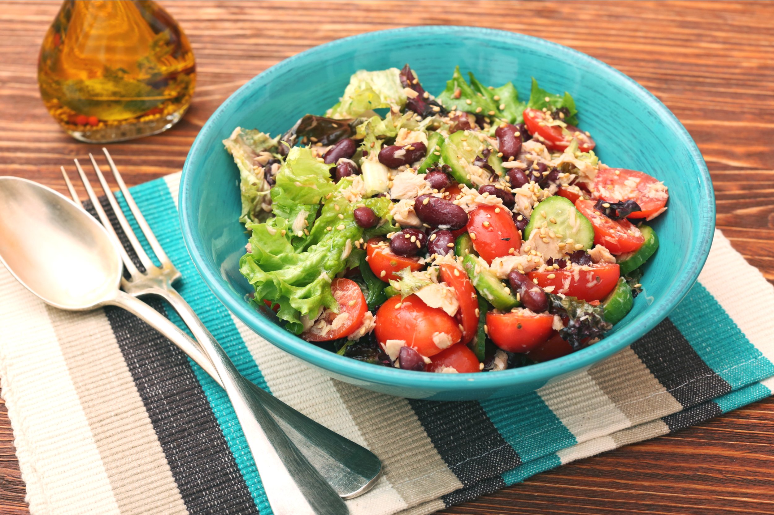Tuna salad with beans, tomatoes and cucumber