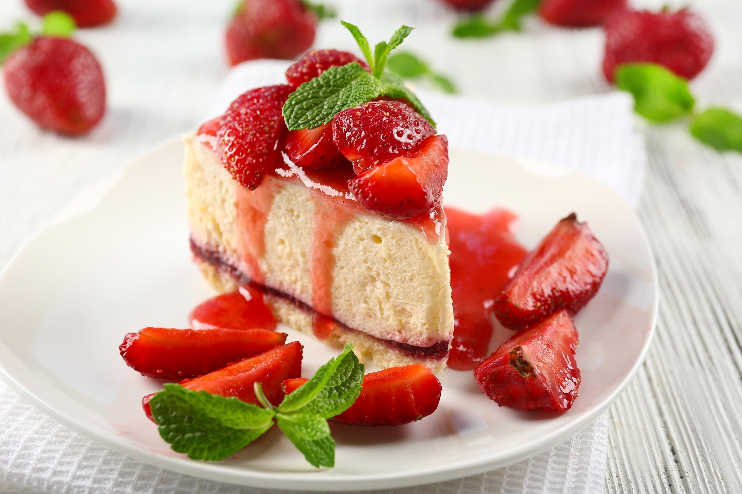 cheesecake with strawberries on table close up