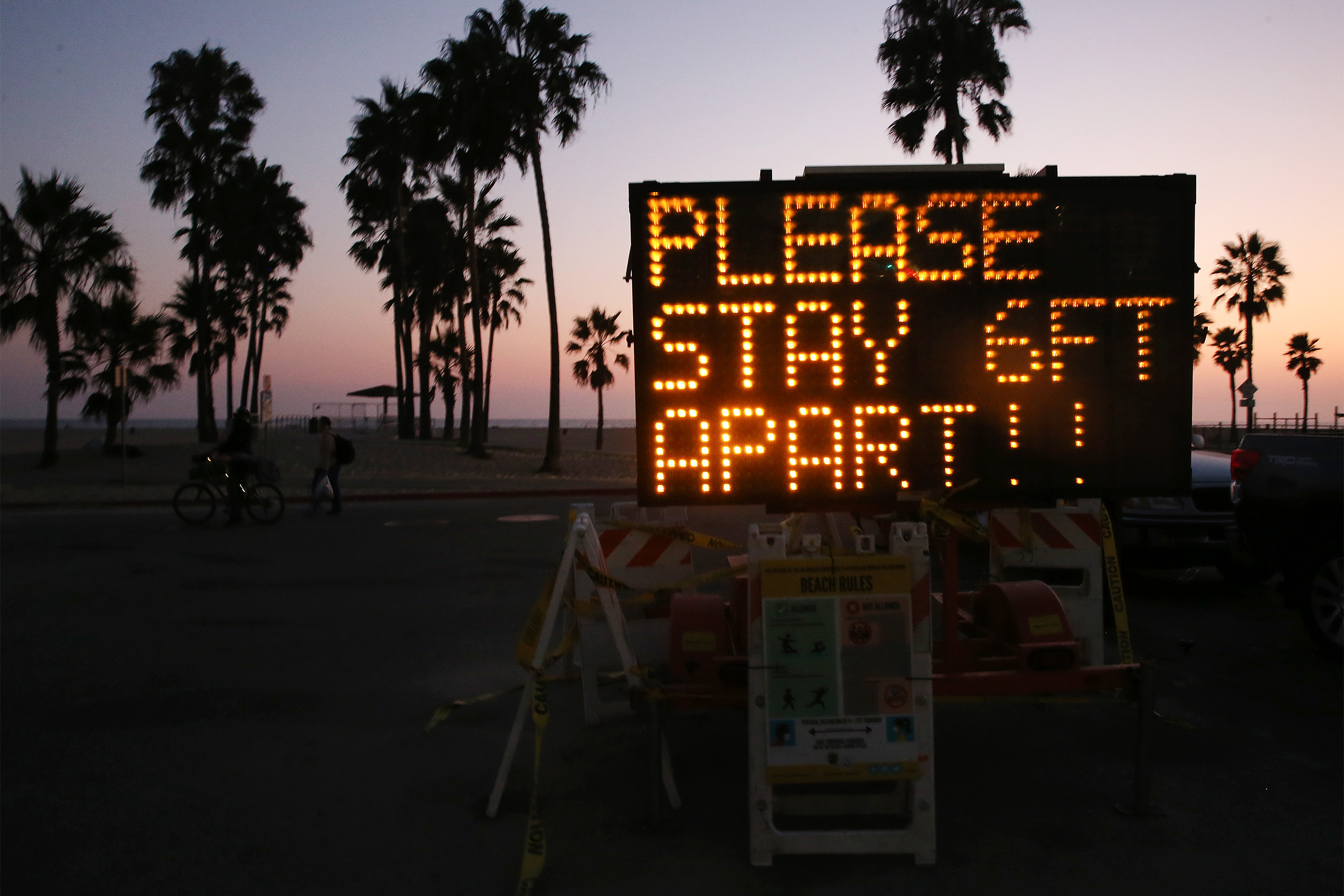 sign at venice beach about social distancing