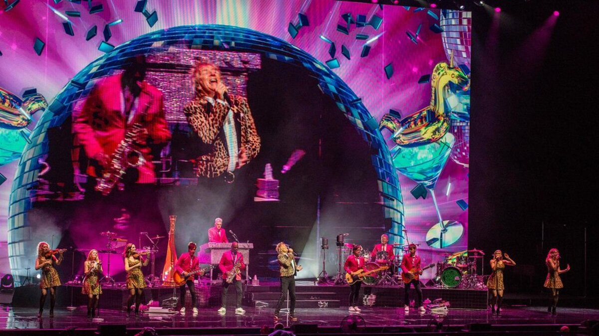 Seminole Hard Rock Hotel and Casino, Hollywood, Florida, Rod Stewart preforming on a great stage, large screen with Rod and a saxophone player, pink and magenta coloring with lights