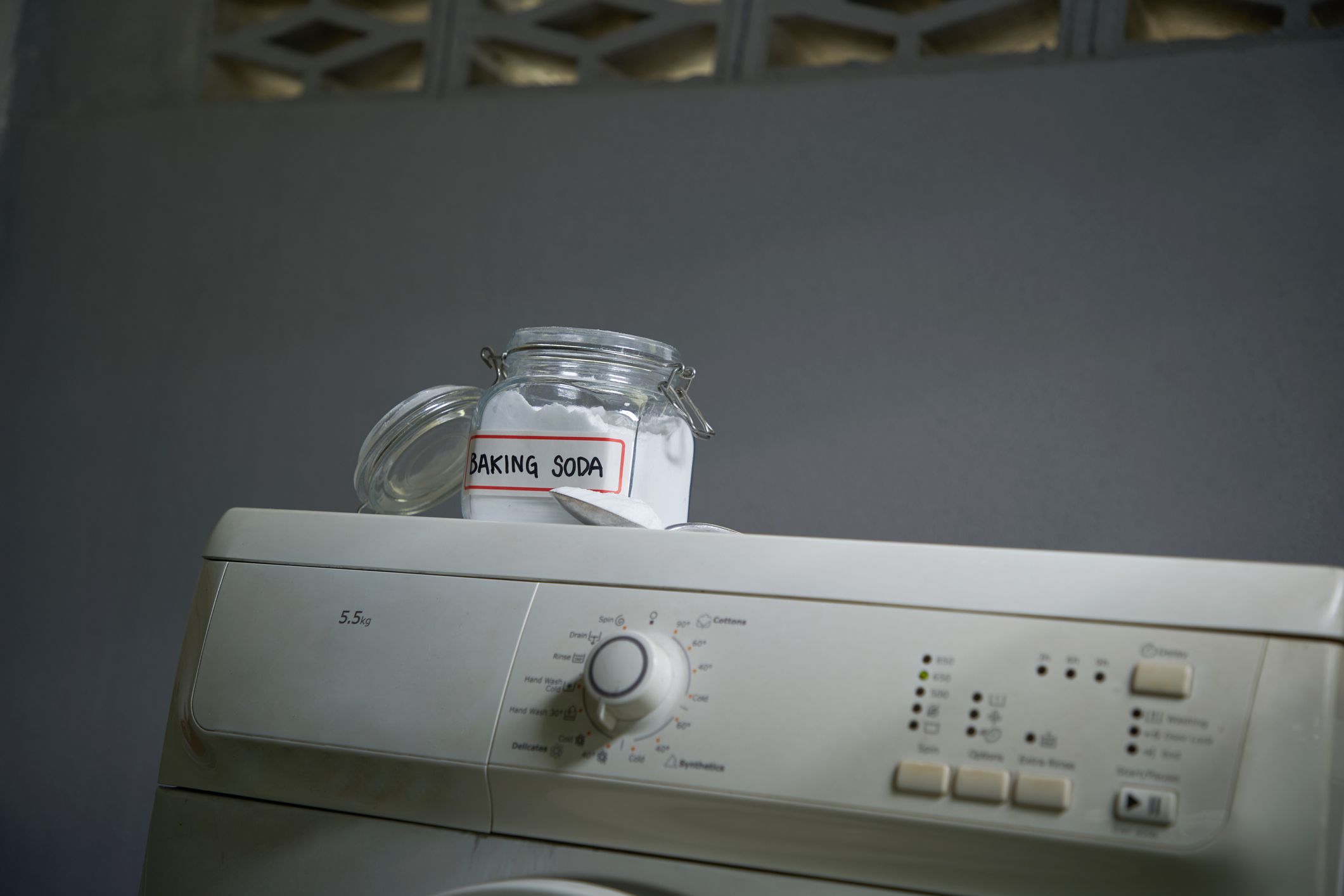 baking soda on top of washing machine to wash clothes for brighter and cleaner result