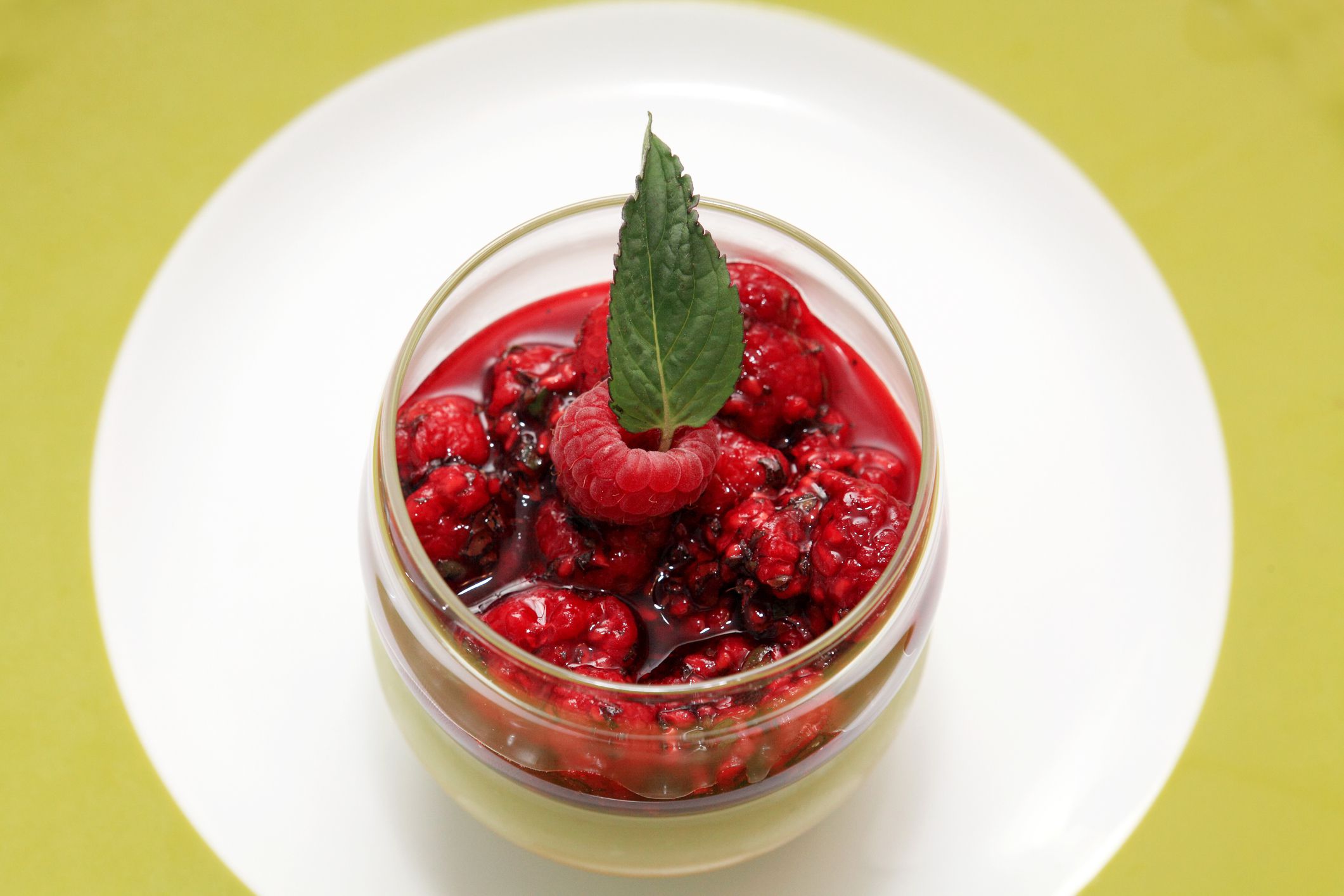 Raspberries with mint and pudding