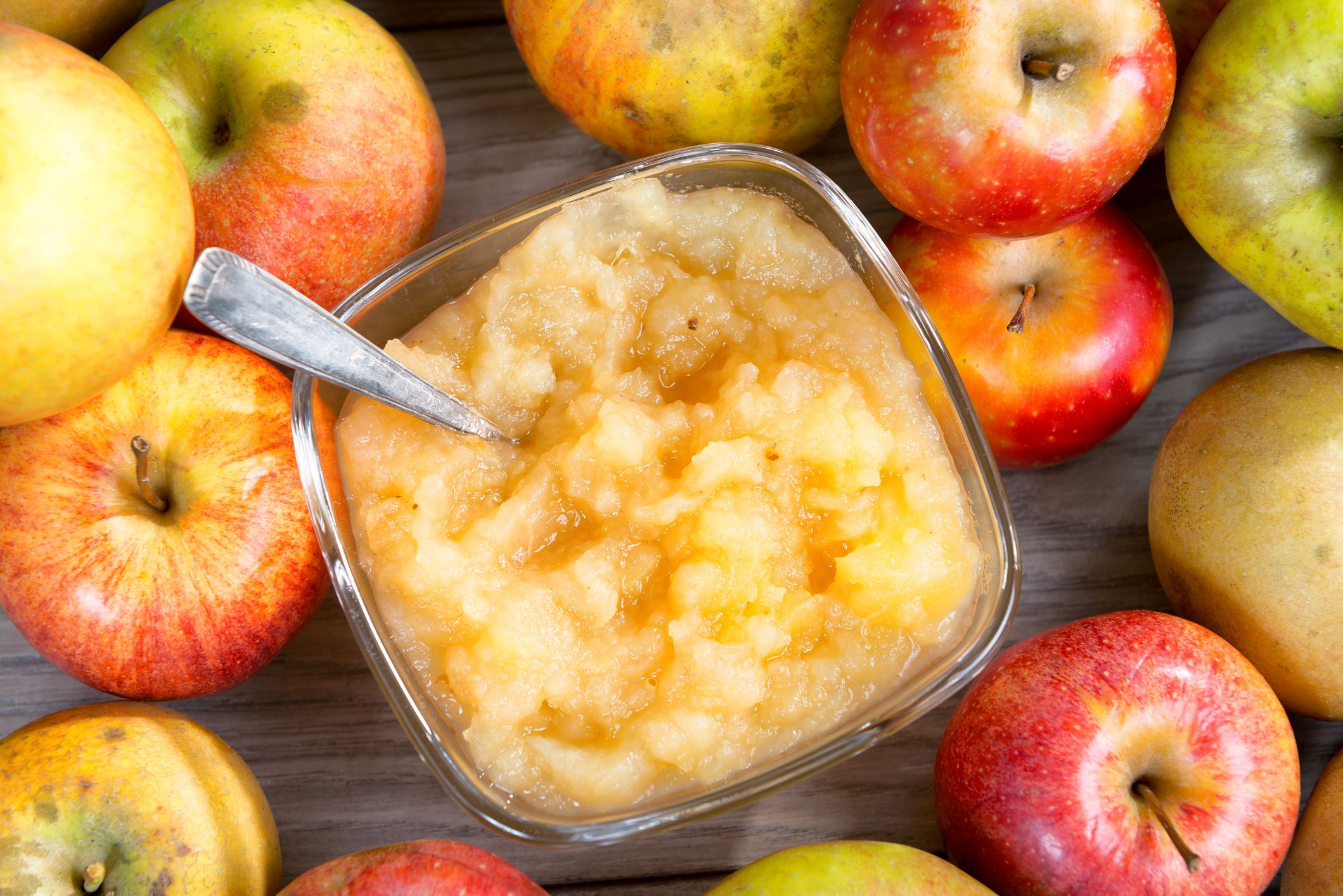 an applesauce with apples on a wooden table