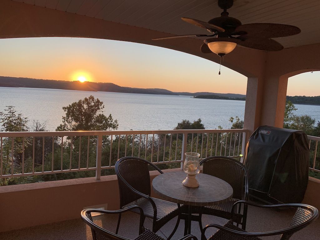Luxurious Lakefront Condo