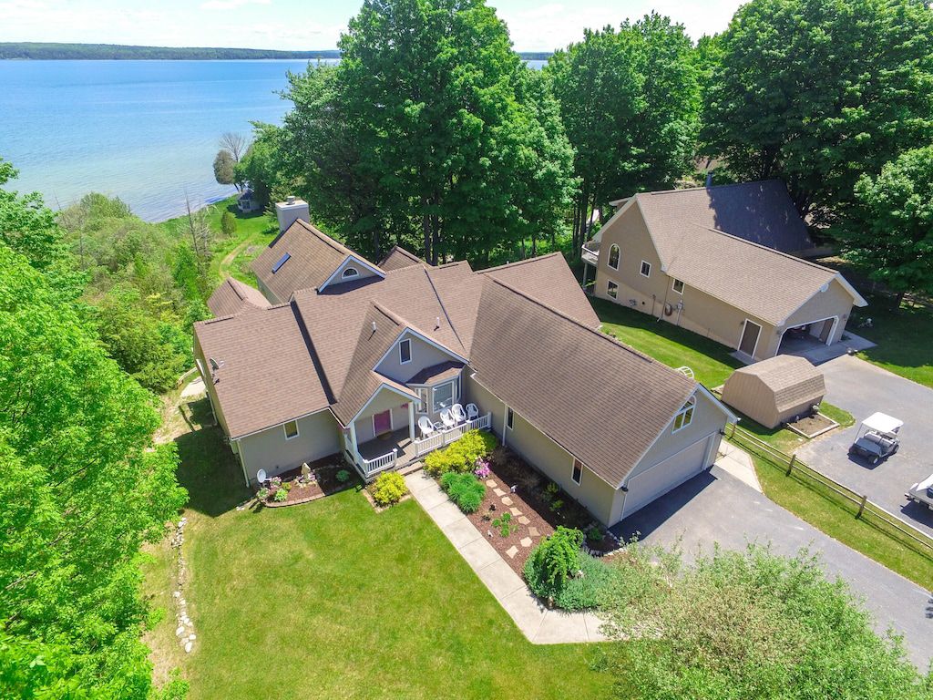 Beautiful Burt Lake Family Getaway