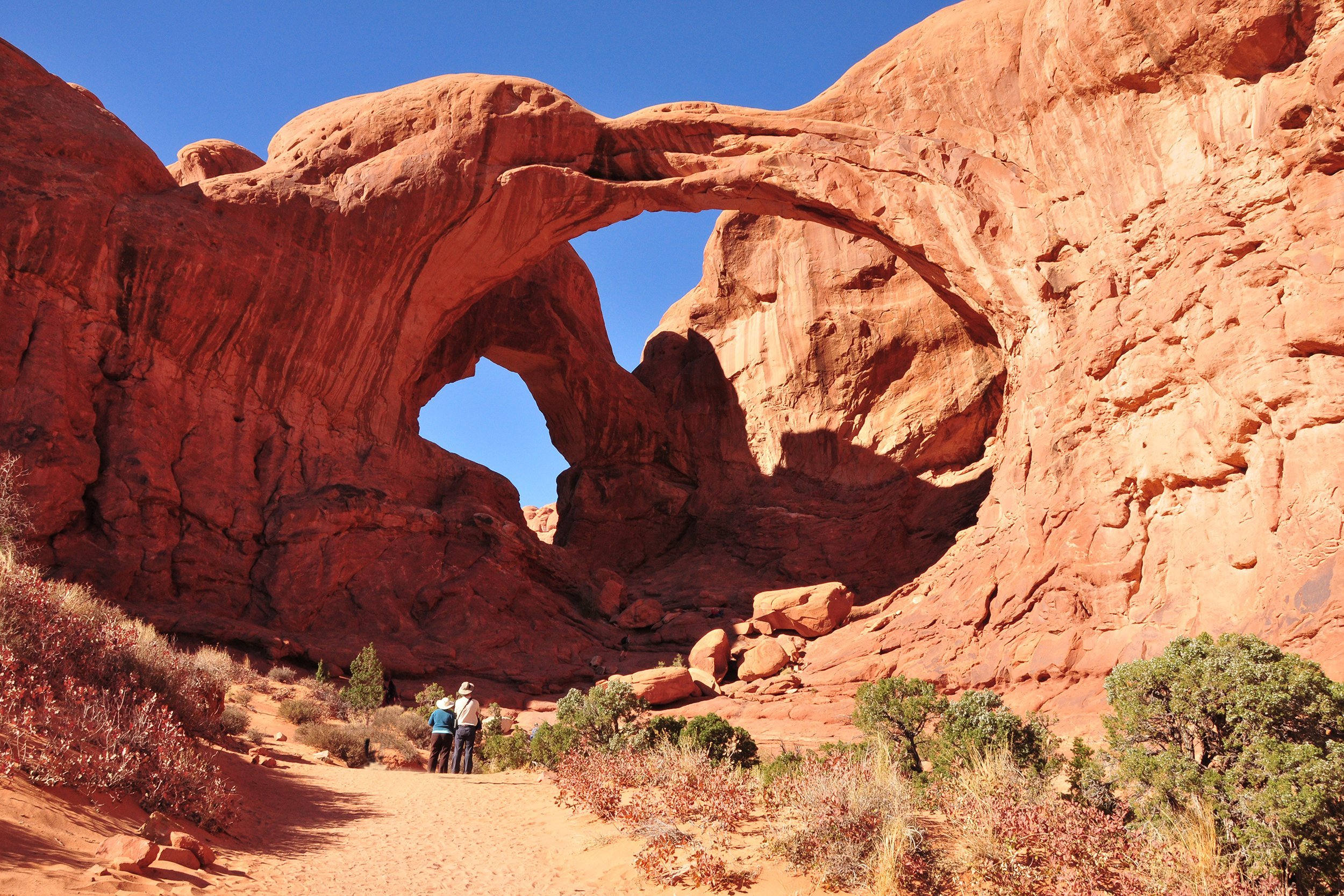 couple admiring natural arches in Utah