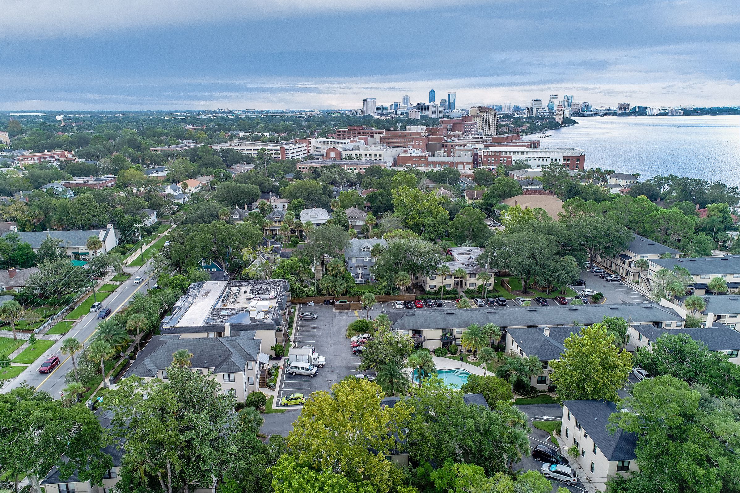 View north alongside the St. Johns River toward downtown Jacksonville, Florida.