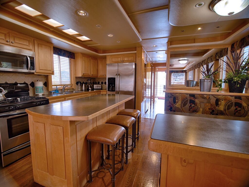 Houseboat at Lake Head