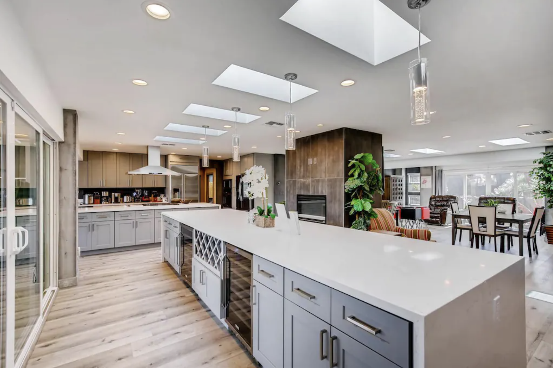 Contemporary Private Villa with Sports Court: More
