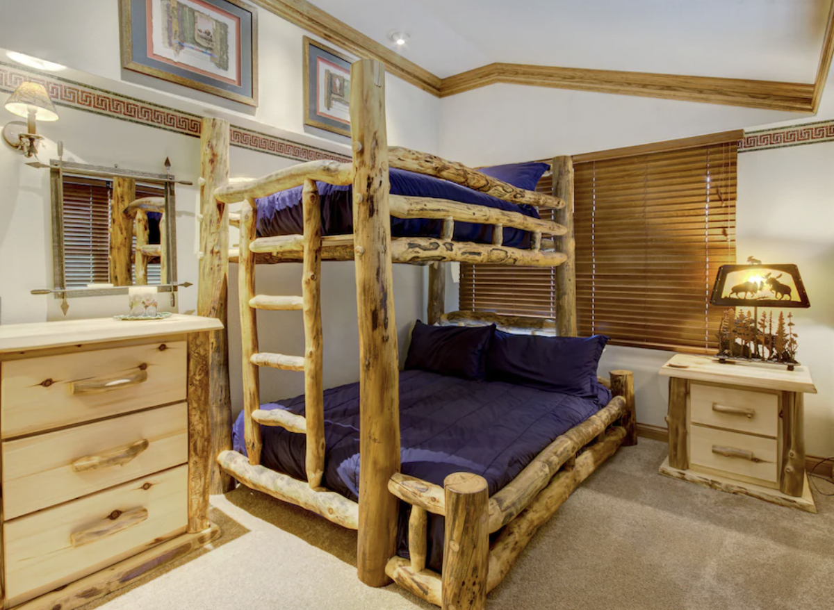 Cozy Mountain-View Condo
