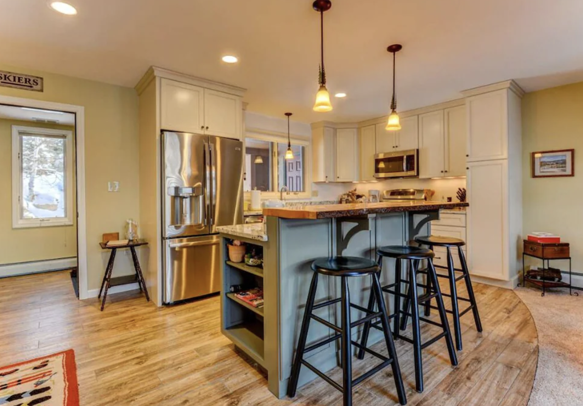 Modern and Cozy Condo: More