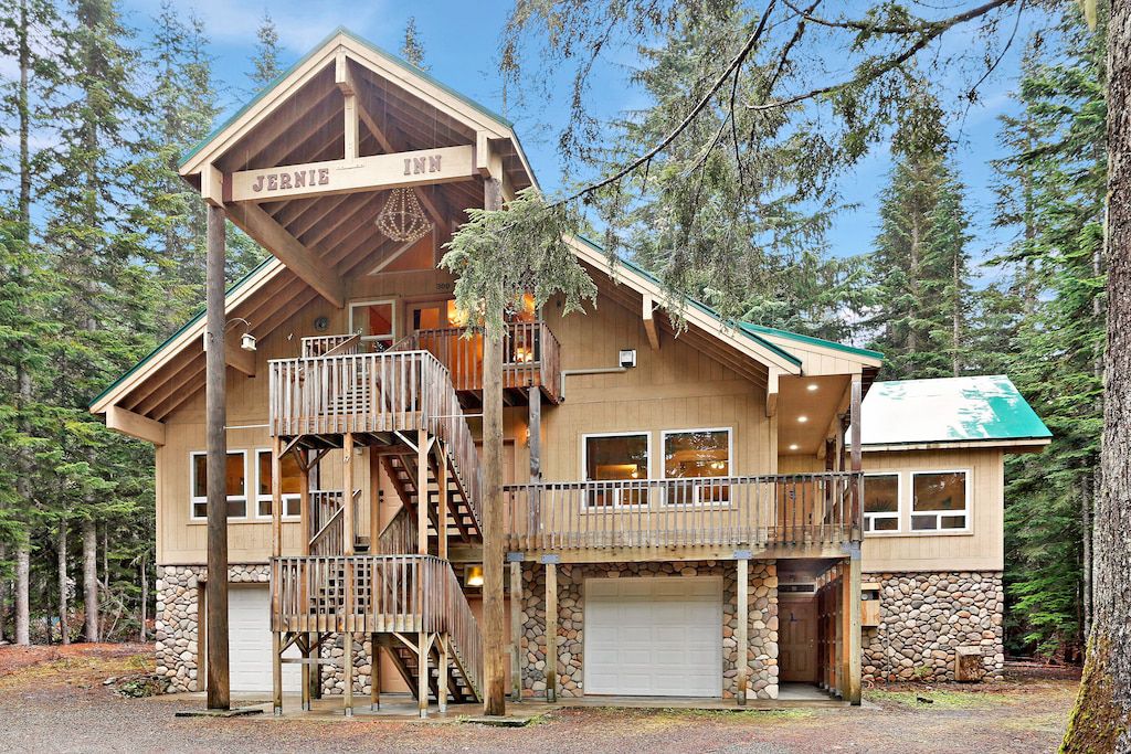 Snoqualmie Pass Inn: More
