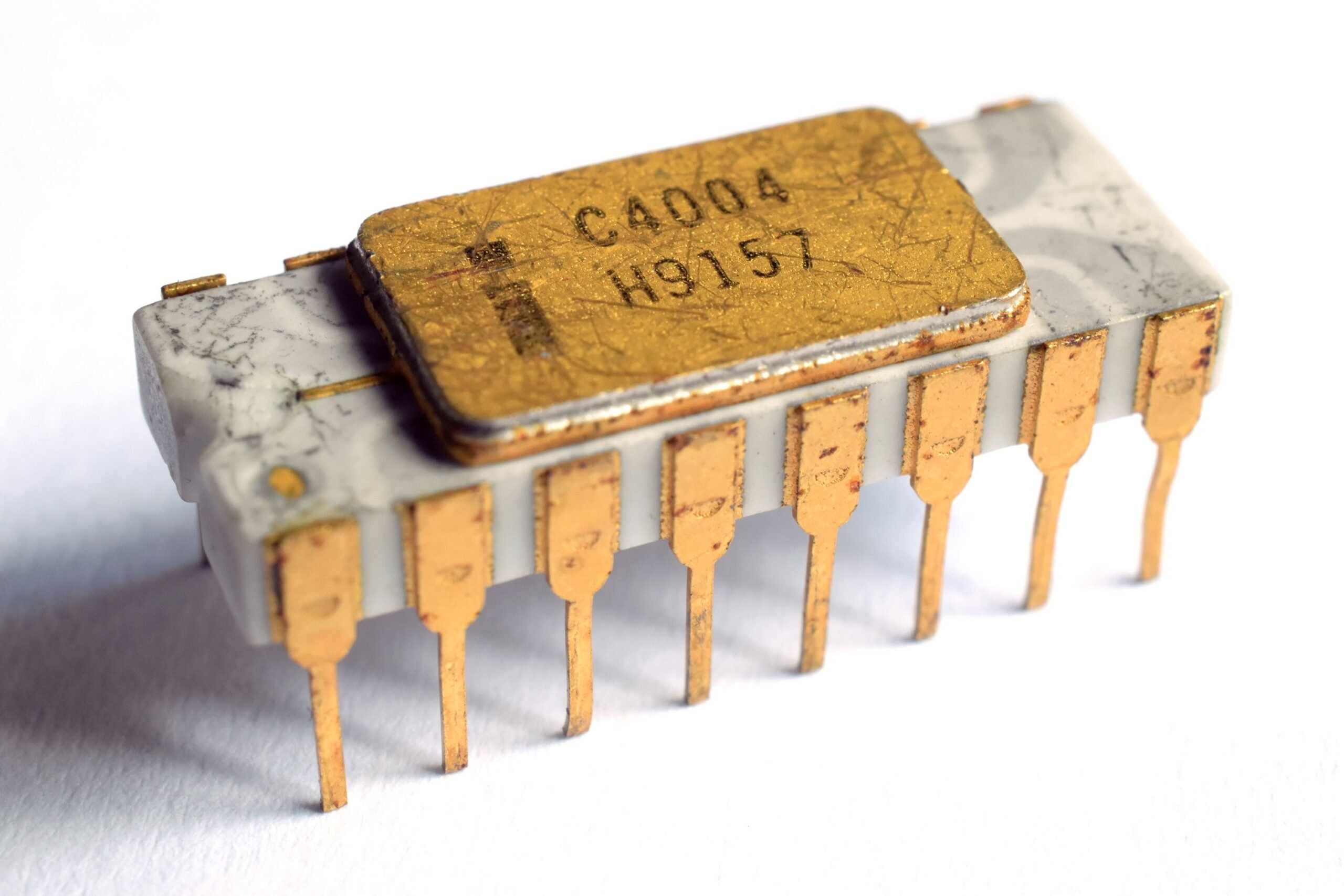 A processor Intel C4004 with grey traces (no gray trace version).