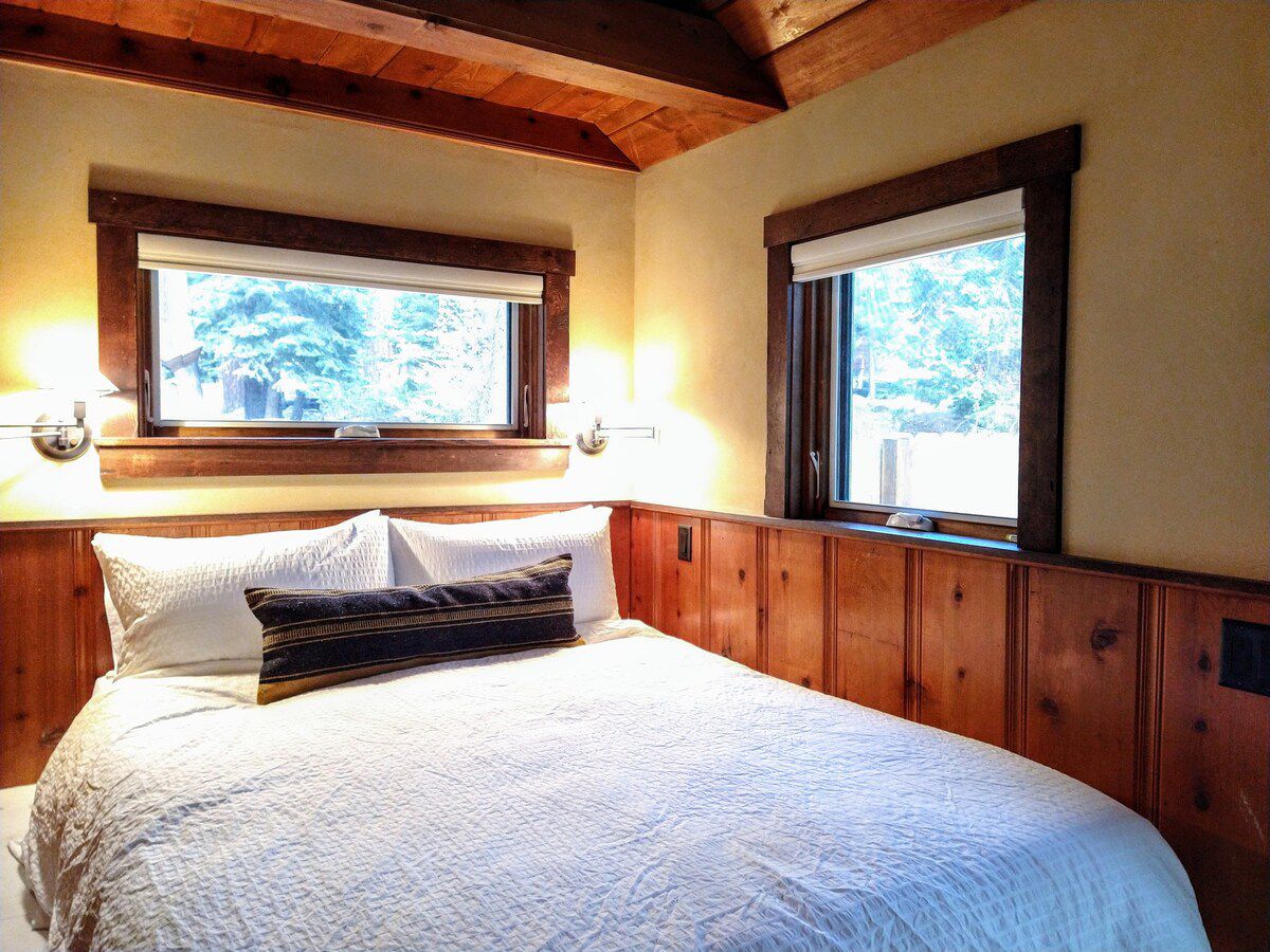 Contemporary Craftsman Cabin: More