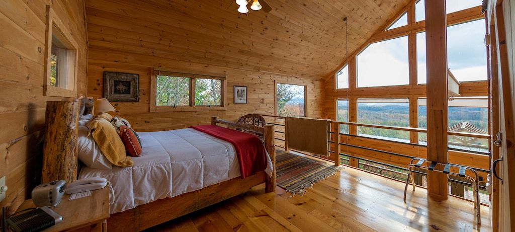 Spacious Mountaintop Retreat: More