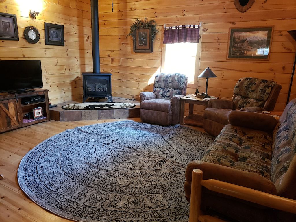 Tranquil Blue Hills Log Cabin: More