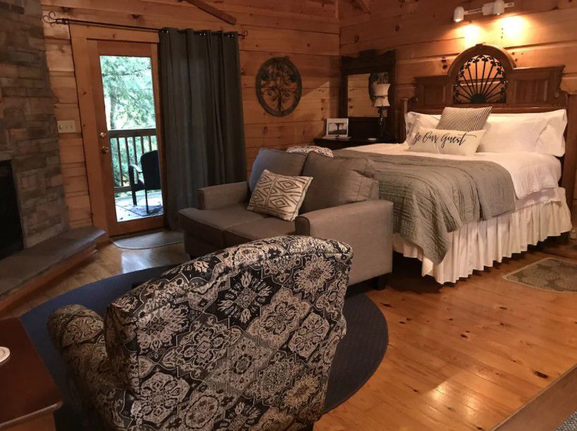 Blueberry Hill Cabin: More