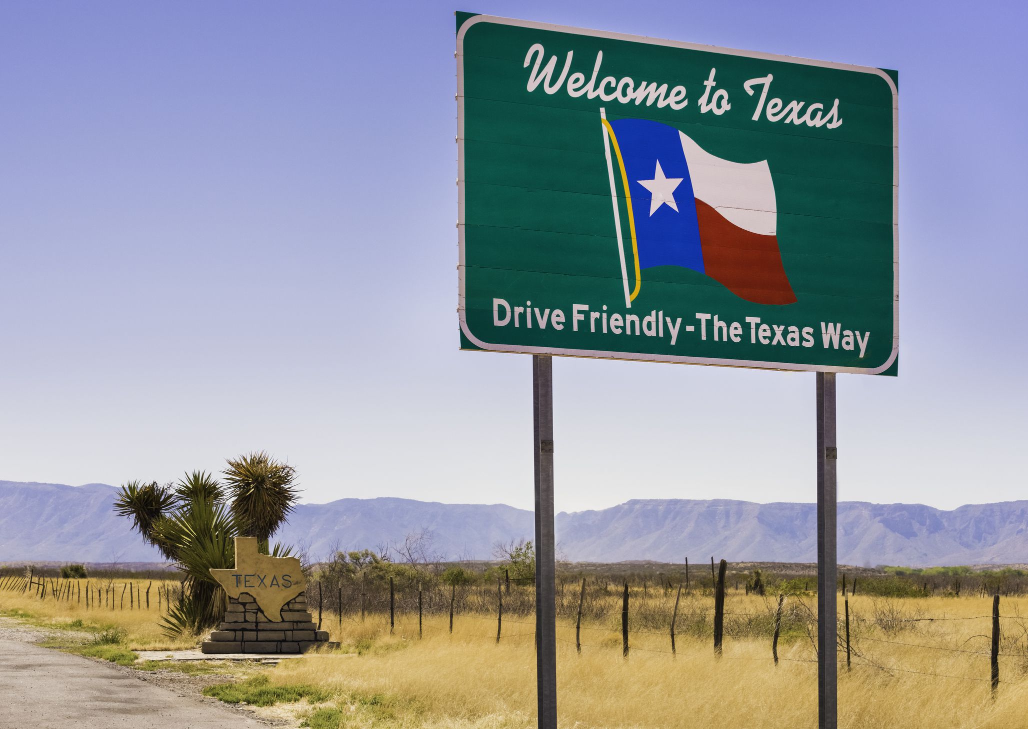 A sign welcoming those to Texas.