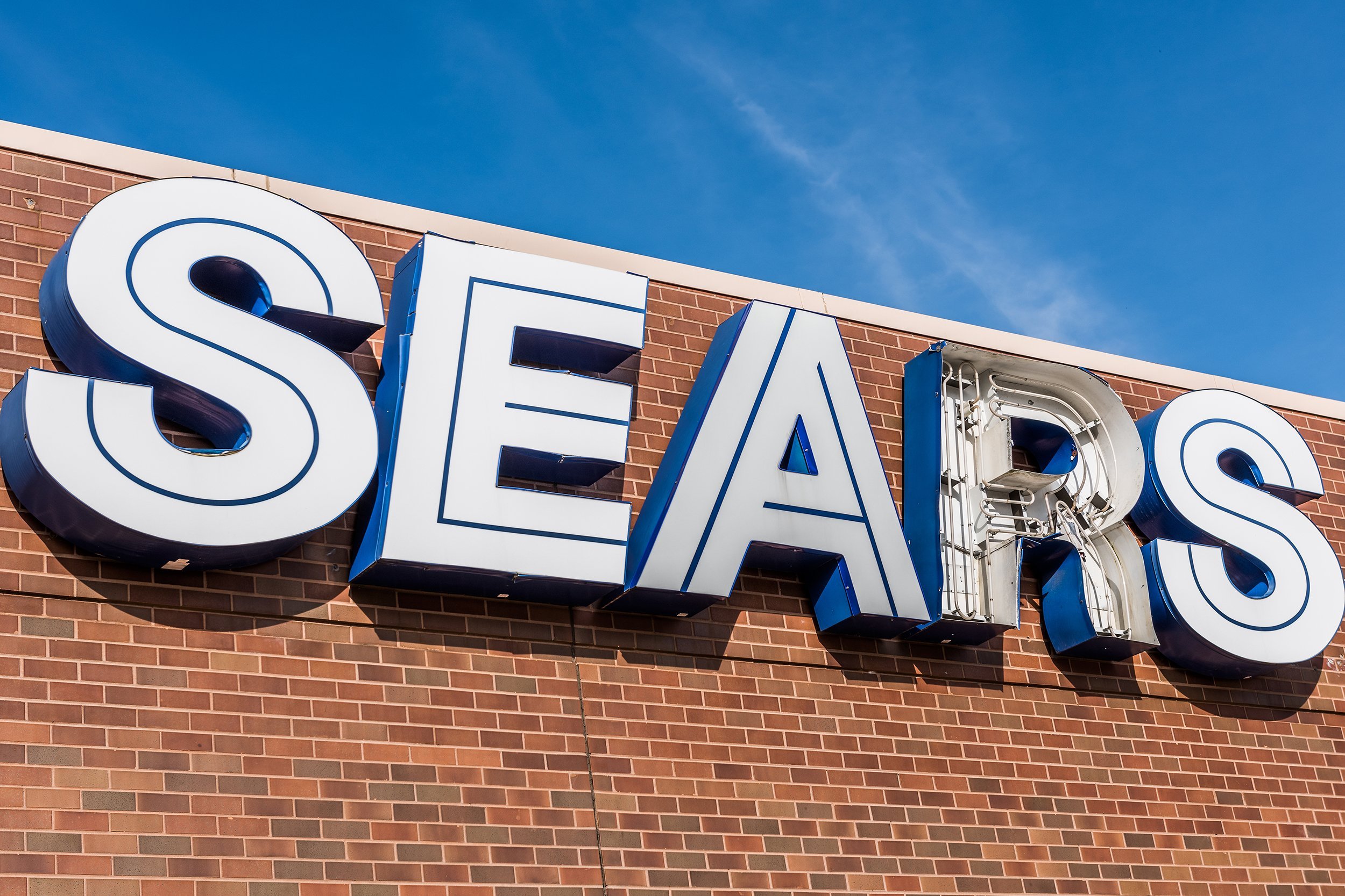 Sears sign outside with broken letters