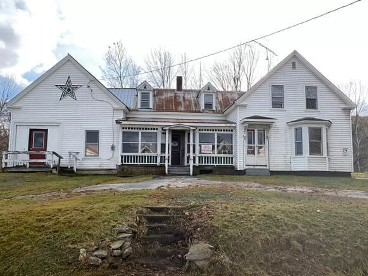 55 Front St, Sumner, ME 04292
