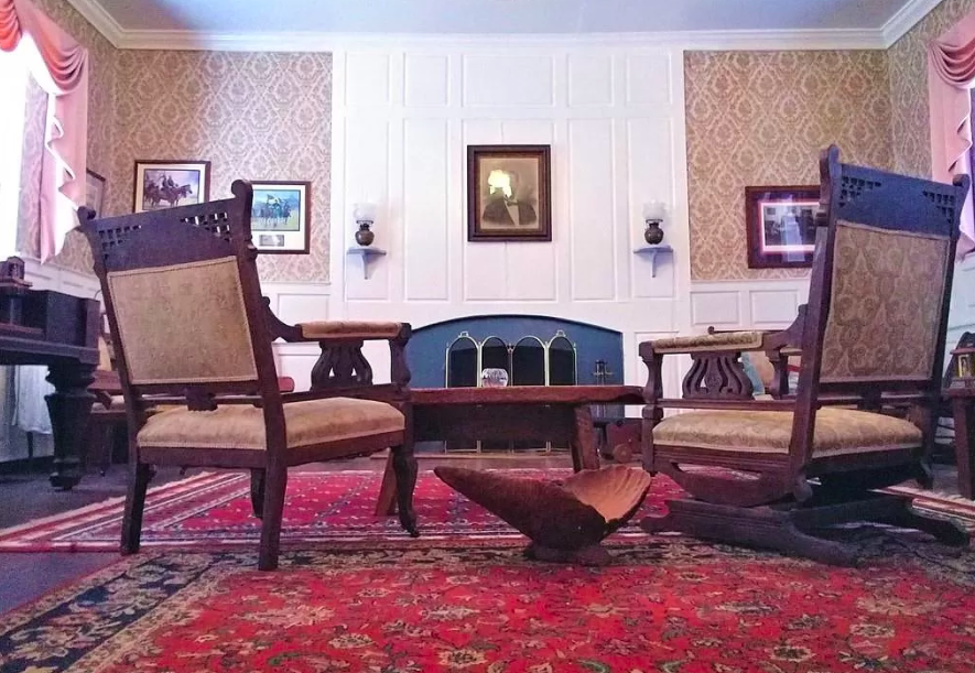 Bothwick Hall: A Peek Inside