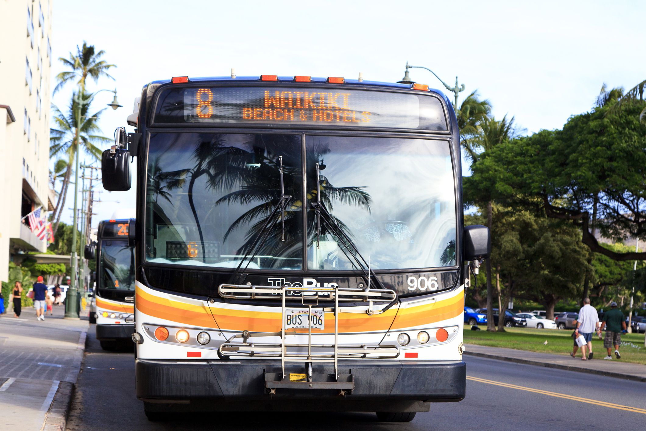 honolulu bus on waikiki beach line