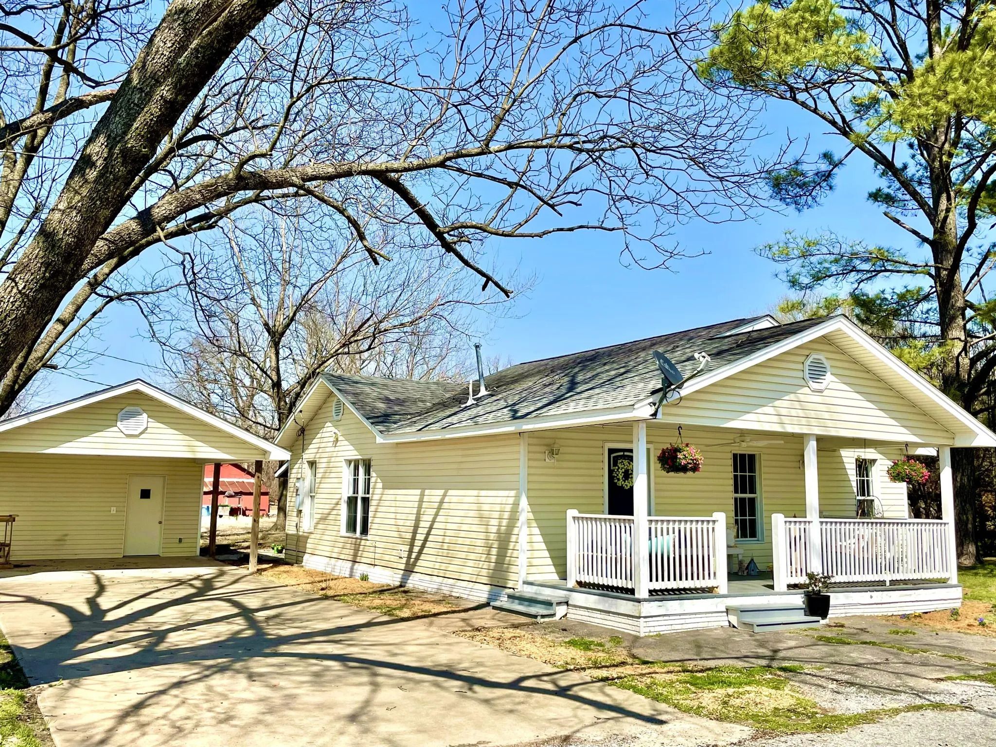 59 W Moore St, Oil Trough, AR 72564