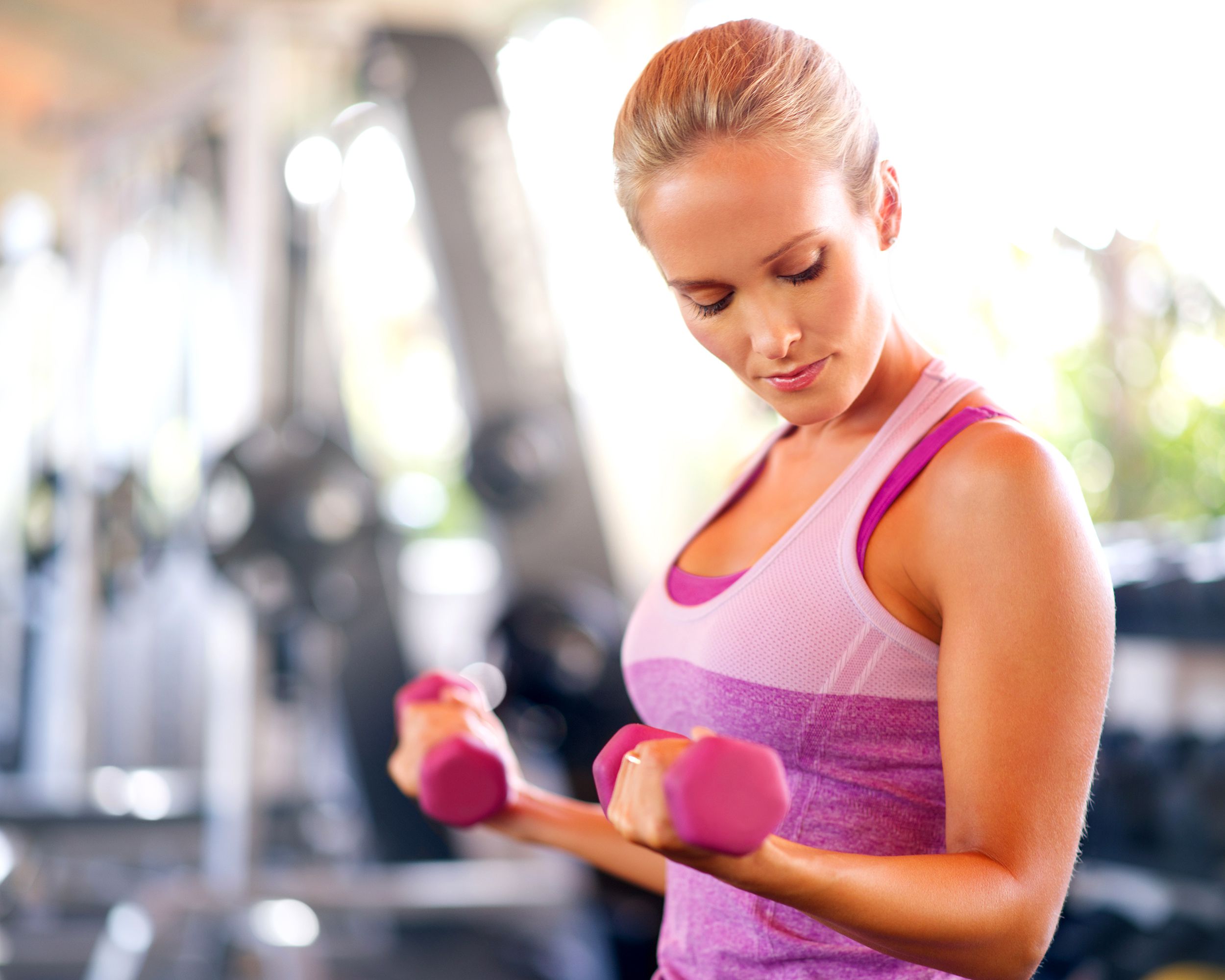 Woman lifting dumbbells