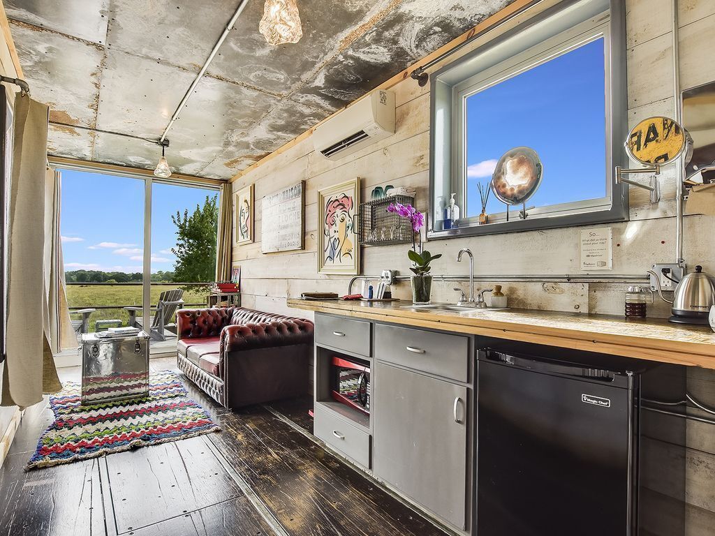 Flophouze Shipping Container Hotel (House VI): More