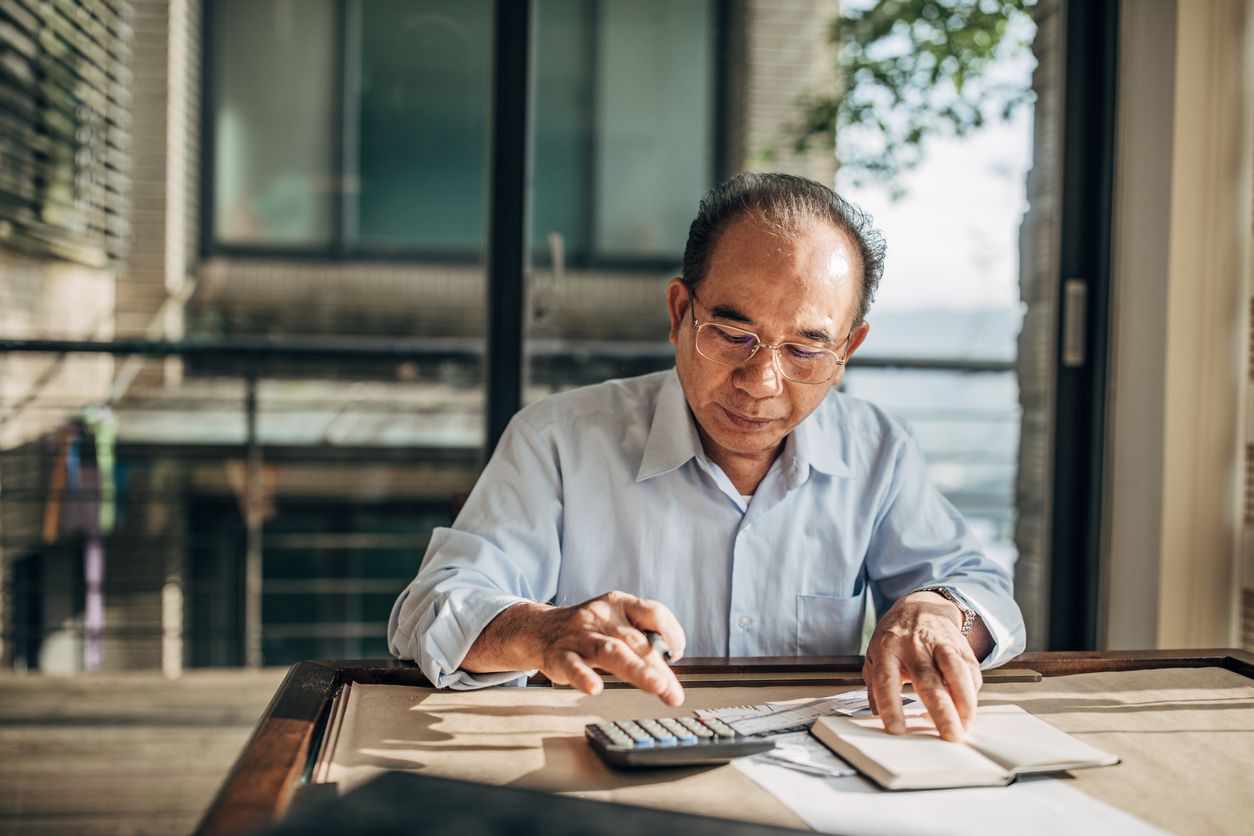 senior using calculator