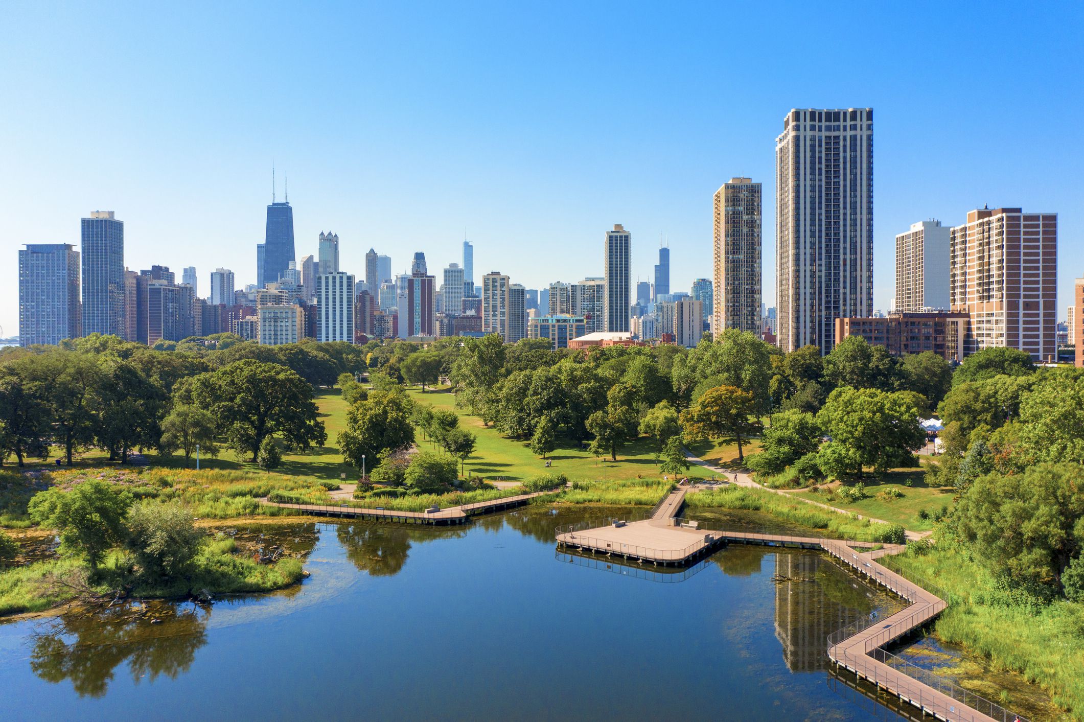 Aerial view of Lincoln Park neighbourhood with Chicago skyline