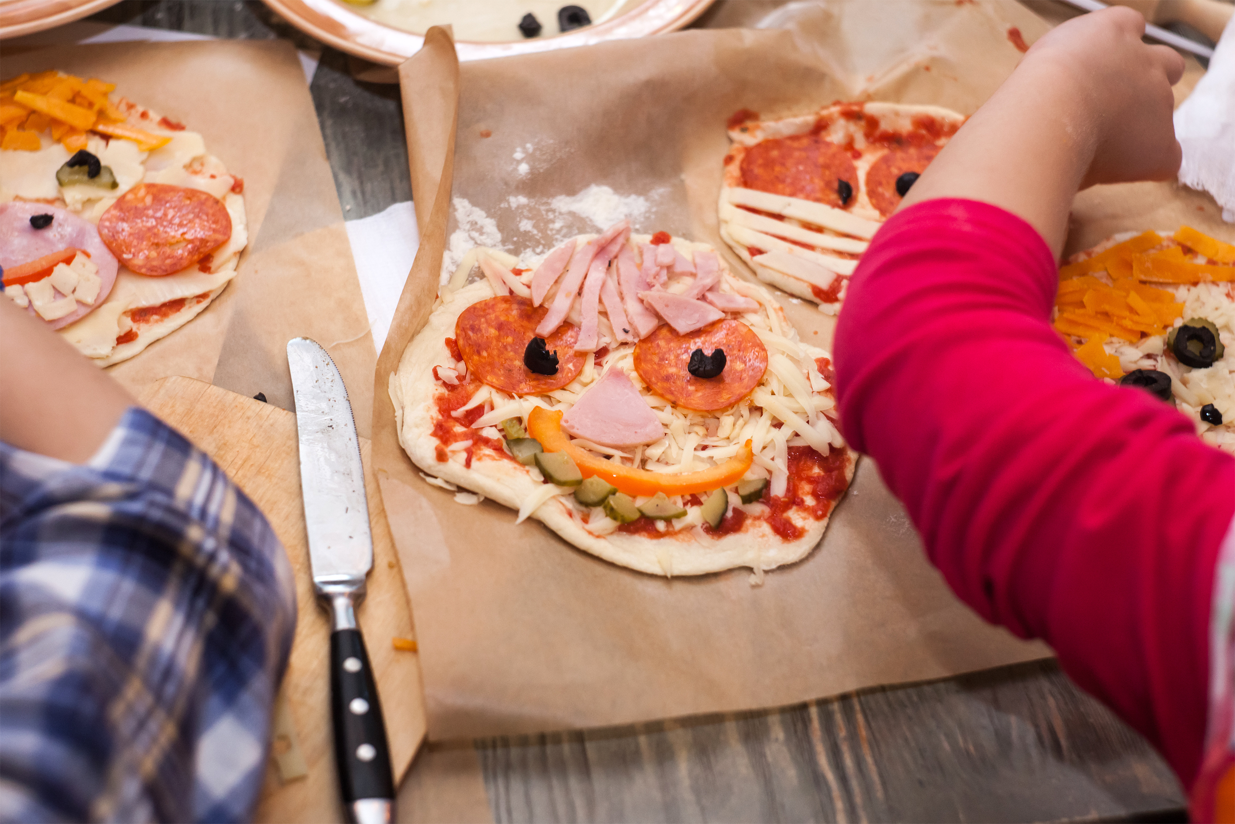 kids making pizza