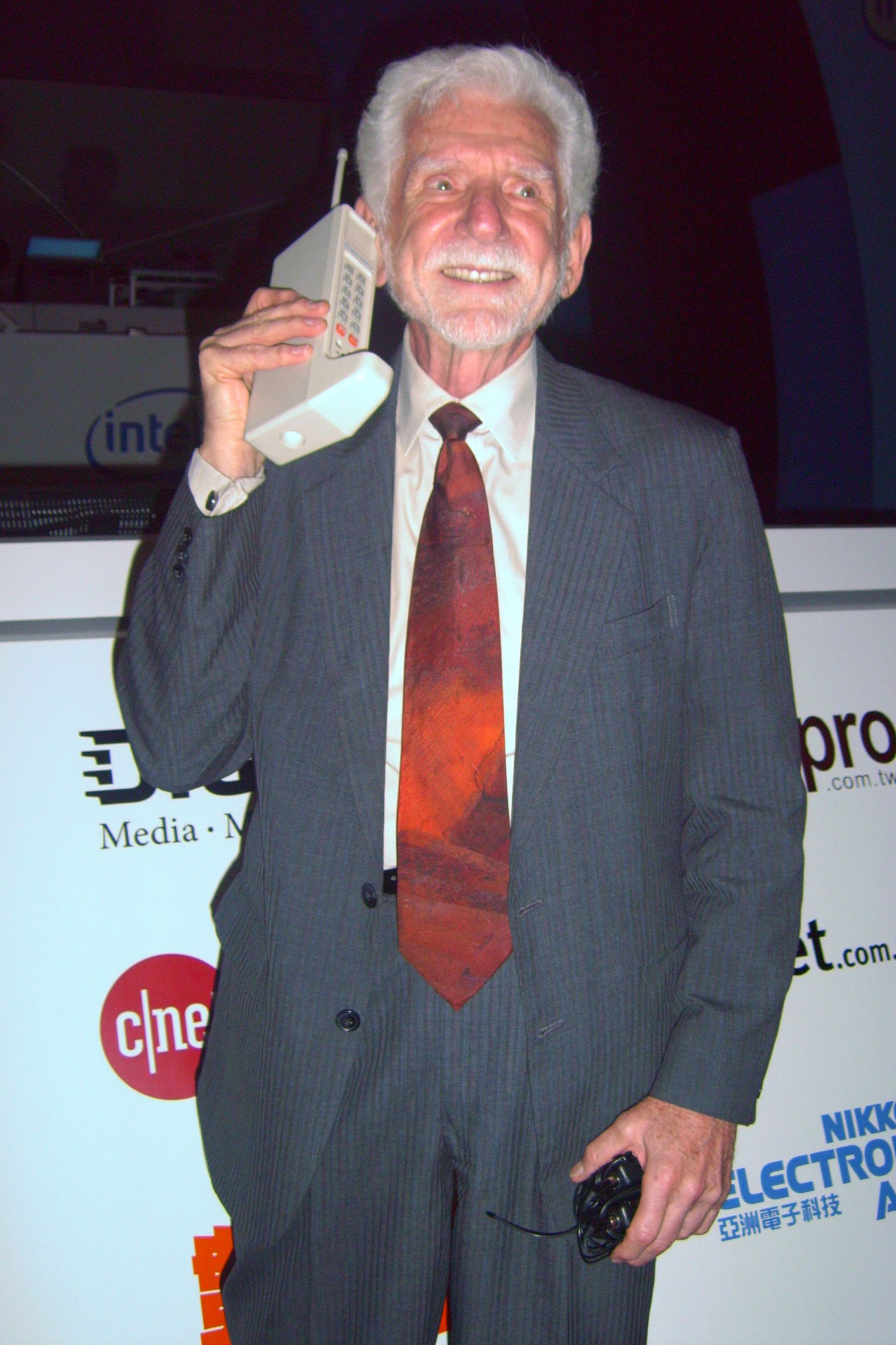 Dr. Martin Cooper holding a DynaTAC prototype from 1973 while at e21 Forum in Taipei International Convention Center in 2007