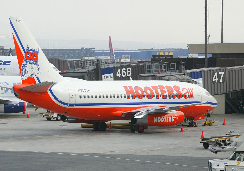 hooters air