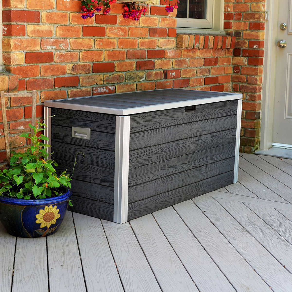 Vita Urbana 87-Gallon Deck Box