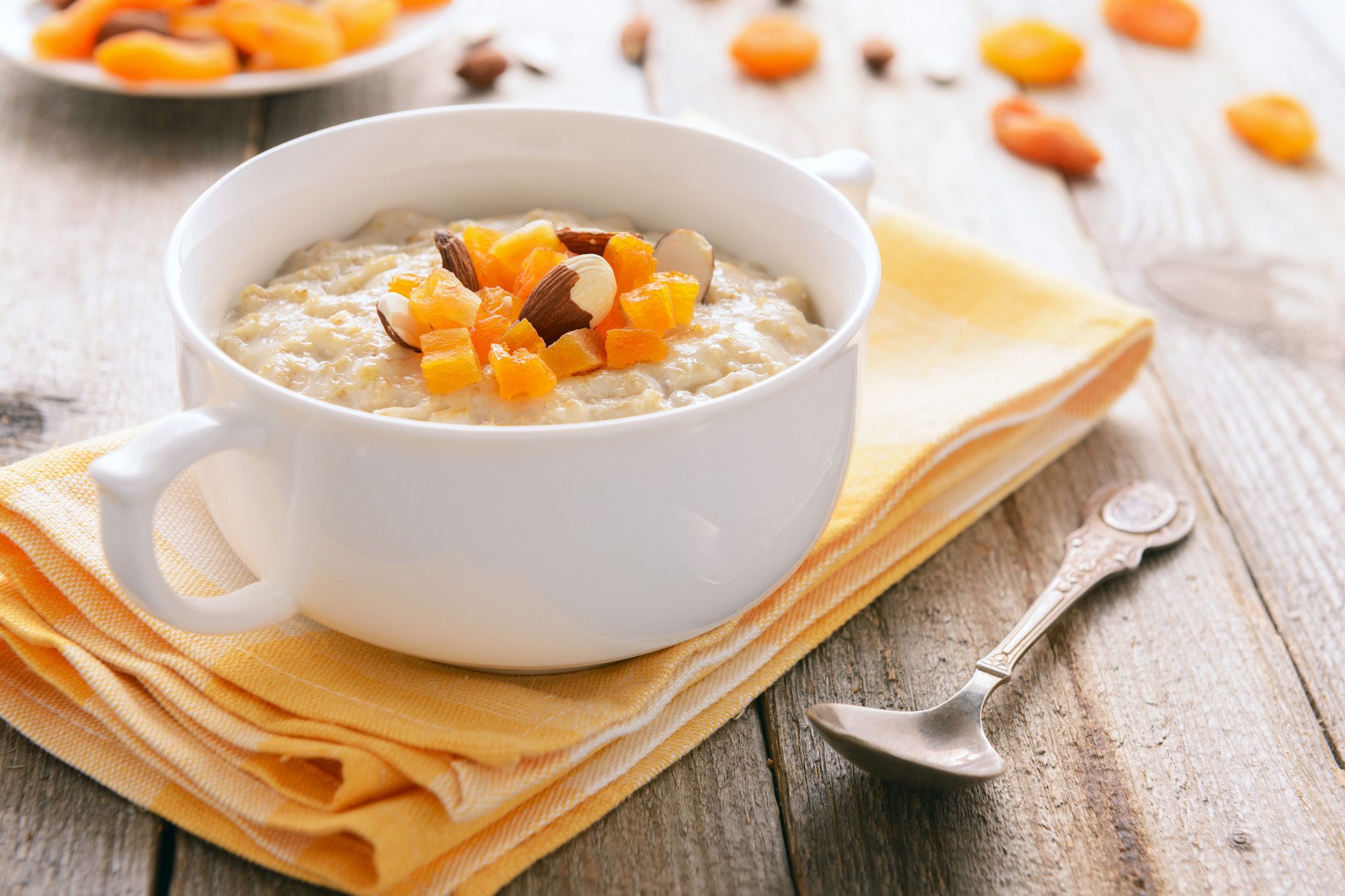 Oatmeal with apricot and nuts