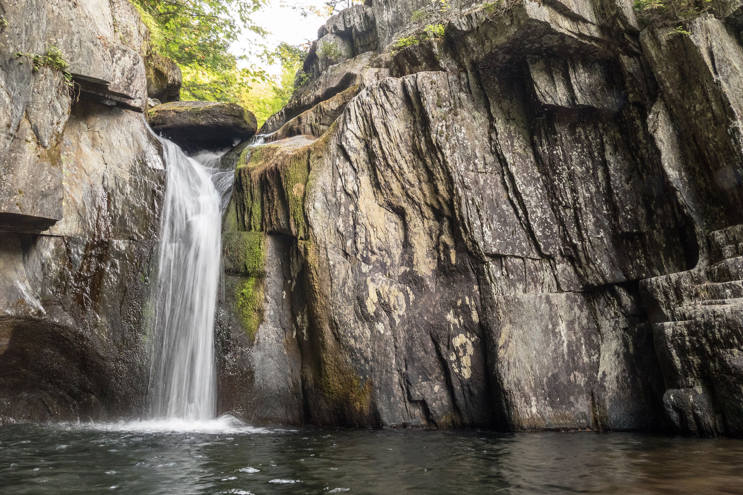 Tornillo Auger Falls en Gulf Hagas, Hundred-Mile Wilderness, Maine, closeup of waterfall and rocks with trees in the background