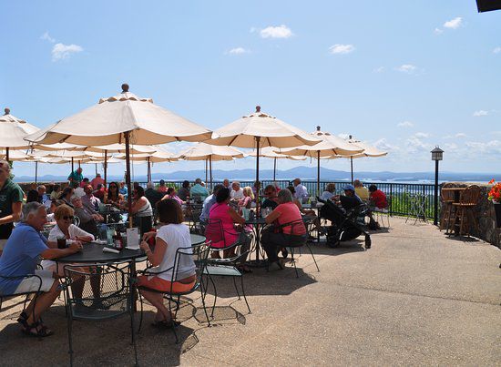 New Hampshire: Carriage House Restaurant