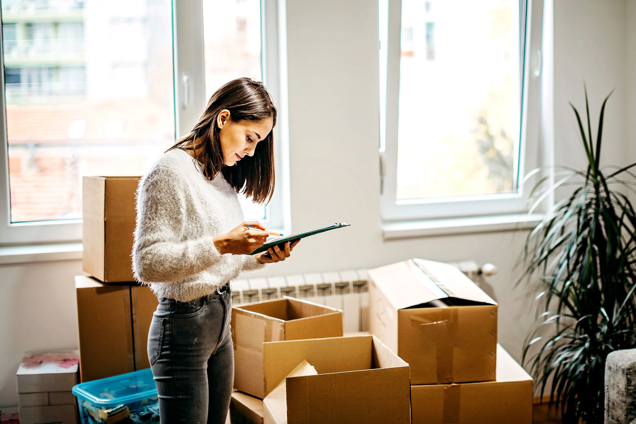 Colledge students moving in flat